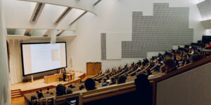 Flere optaget på STEM-uddannelserne er godt nyt for lægemiddelindustrien