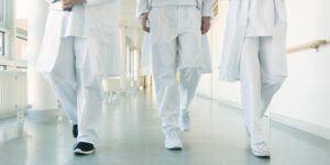 Sygehusene bruger markant mere medicin for færre penge